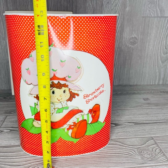 Vintage 80s Strawberry Shortcake Cheinco Metal Trash Can & wallart picture decor - Picture 3 of 16